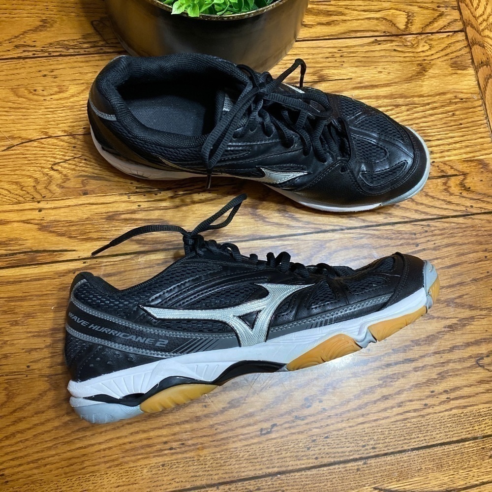 Mizuno Wave Hurricane 2 Ladies 9.5 Black Sneakers.
